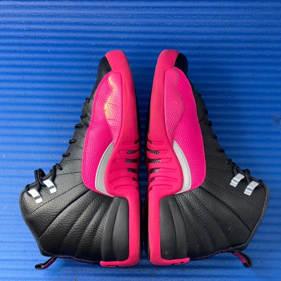 Size 7.5Y- GS Jordan 12 Retro Black Deadly Pink 510815-026 Women’s 9 - Picture 6 of 8